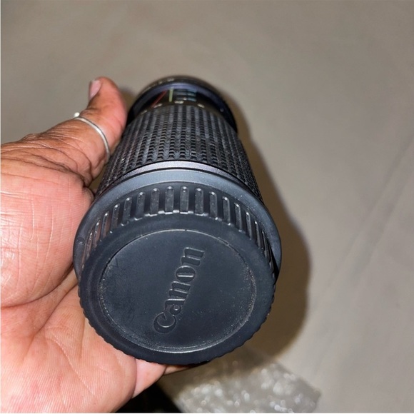 TOKINA Black Zoom Lens with Essential Accessories - Picture 15 of 16